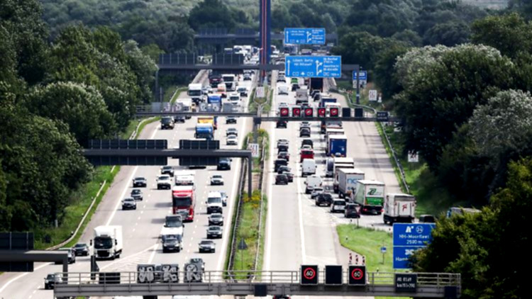 Brückenprüfung verursacht Stau auf Autobahn.