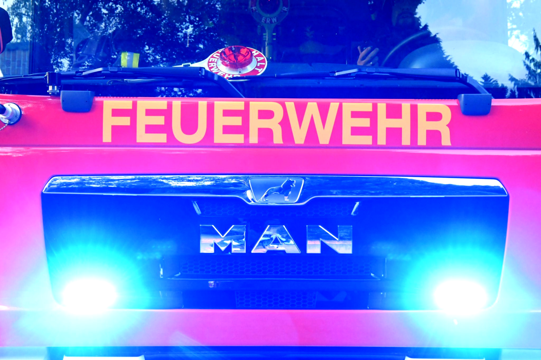 Feuerwehr rettet Verletzte aus Wohnhaus.