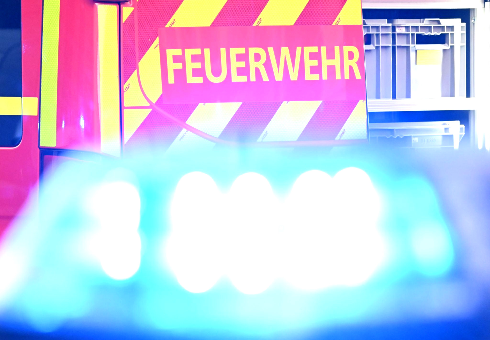 Feuerwehr löscht Flammen im Wohnhaus.