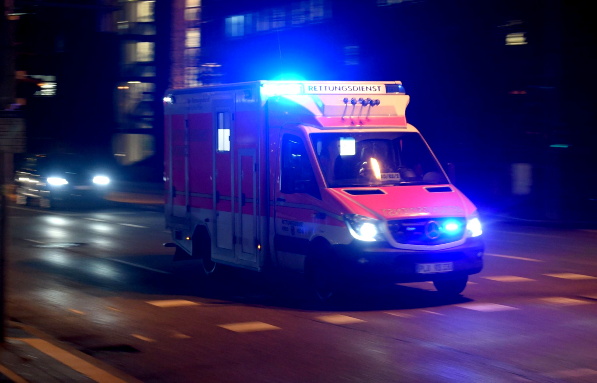 Frau schleudert bei Unfall heraus.
