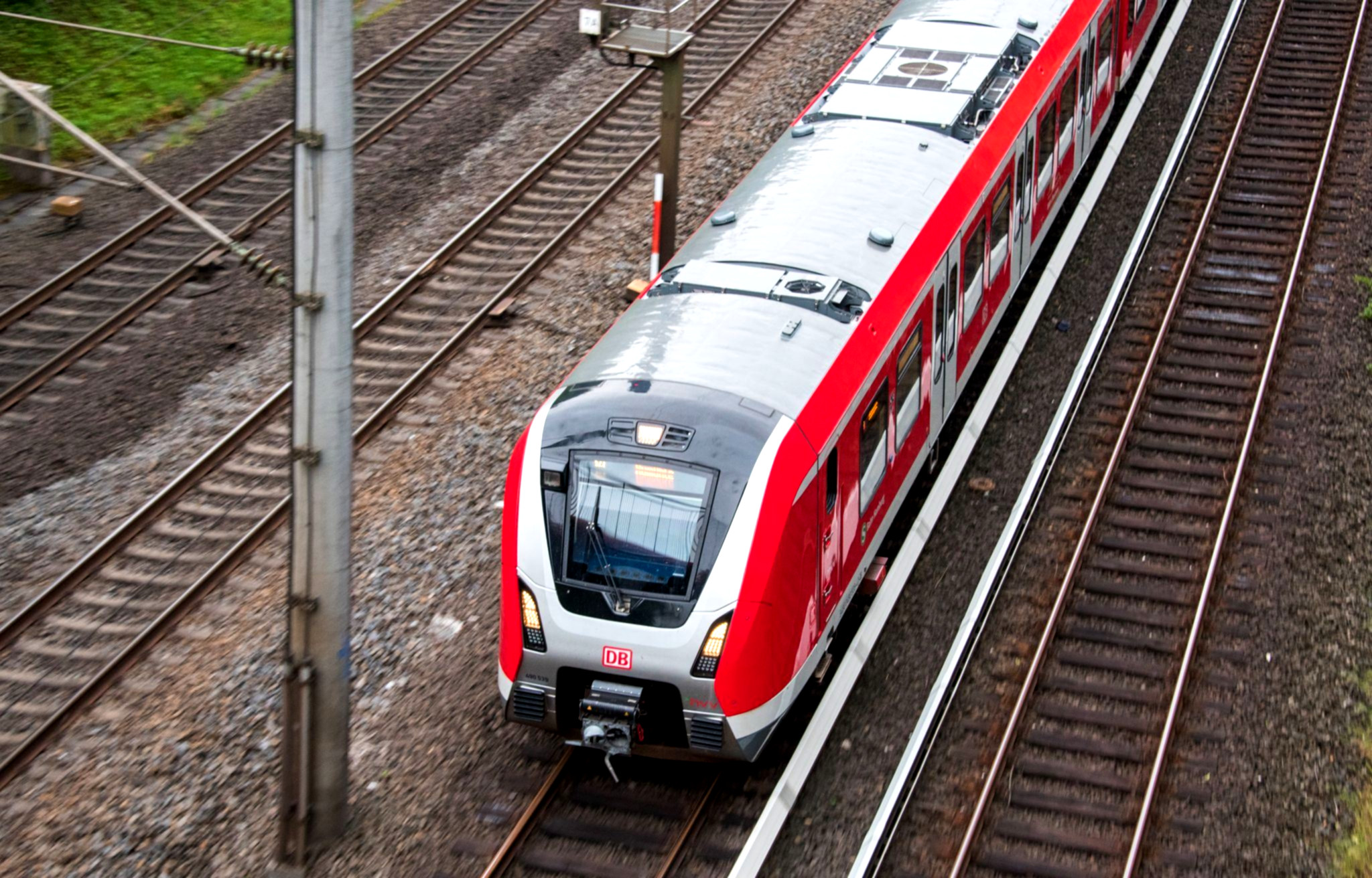 Frau betritt Gleise – S-Bahn stoppt wenige Meter vor ihr