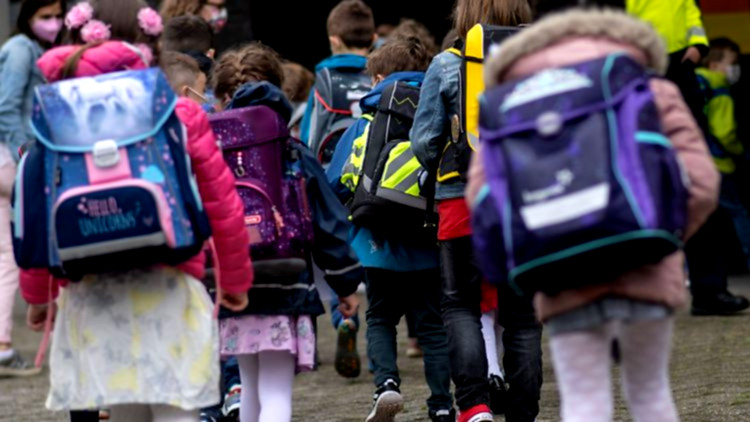 Leeres Klassenzimmer mit fehlenden Lehrern.