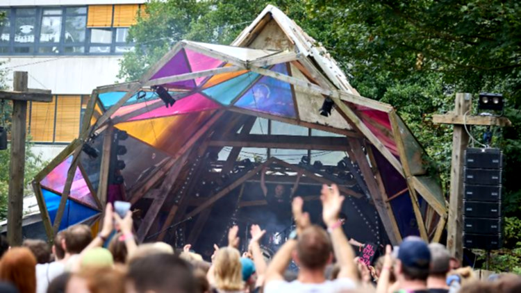 Festivalbesucher genießen Musik und Kunst.