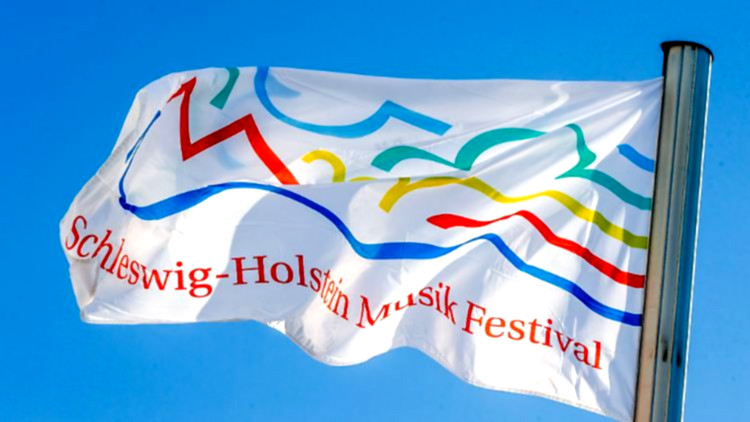 Publikum feiert Musikfestival in Schleswig-Holstein.
