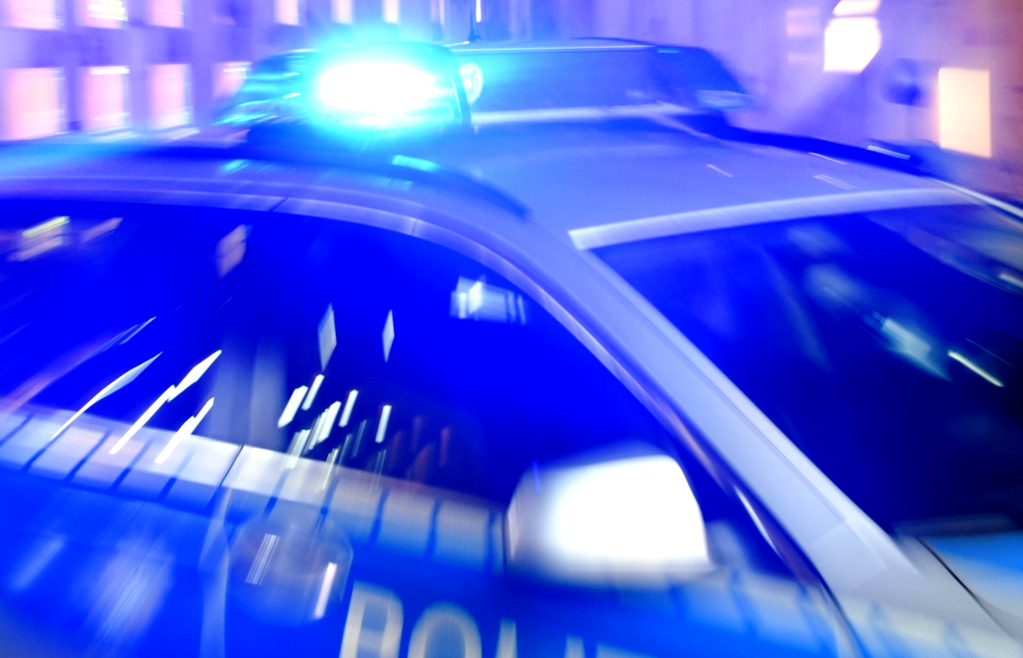 Junge Motorradfahrerin (19) stirbt bei Unfall nach Kollision mit Baum