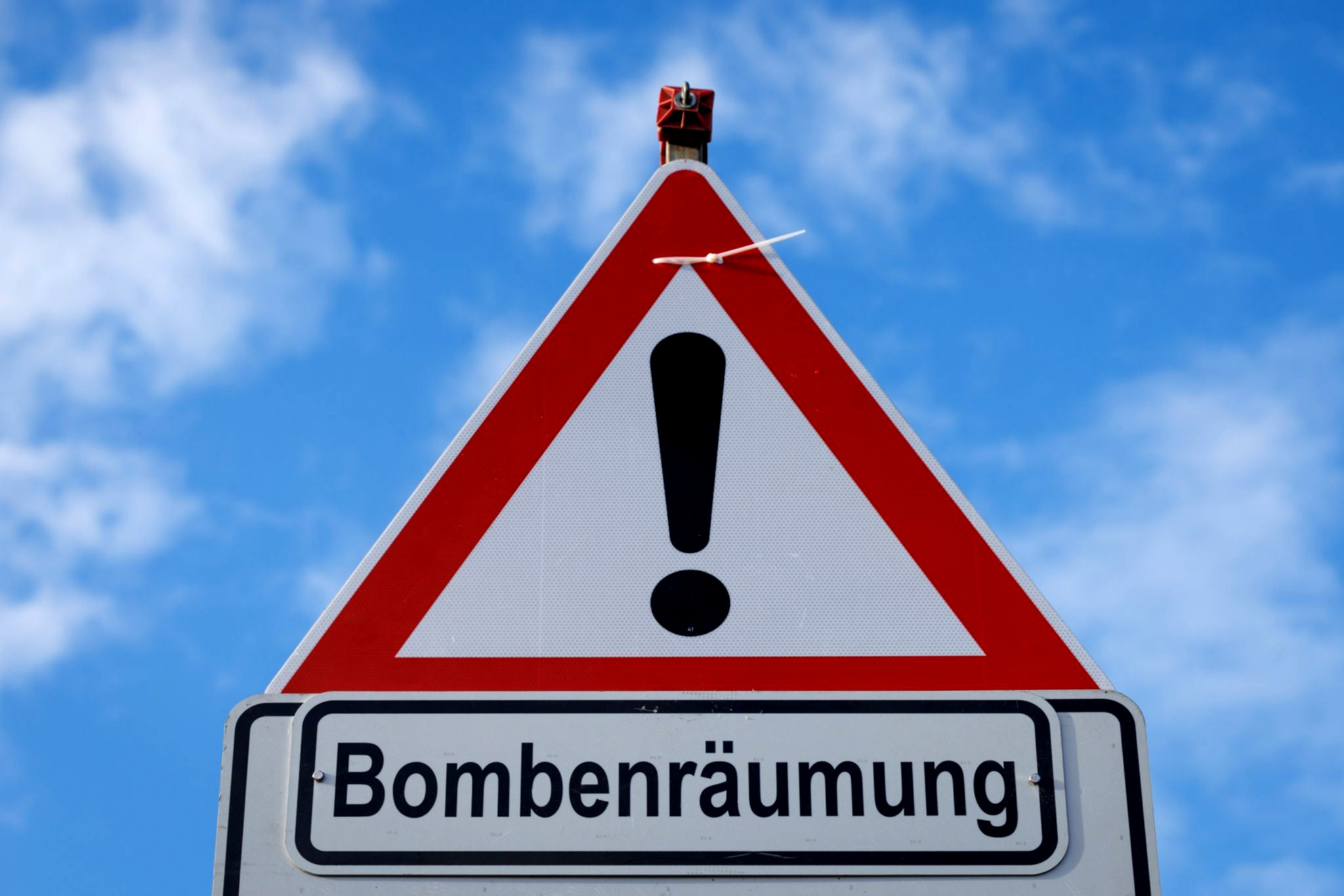 Polizei sperrt Straße nach Bombenfund.