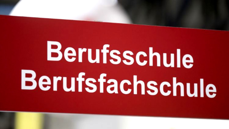Junge Menschen starten ihre Ausbildung.