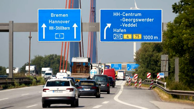 Brückenprüfung verursacht Stau auf Autobahn.