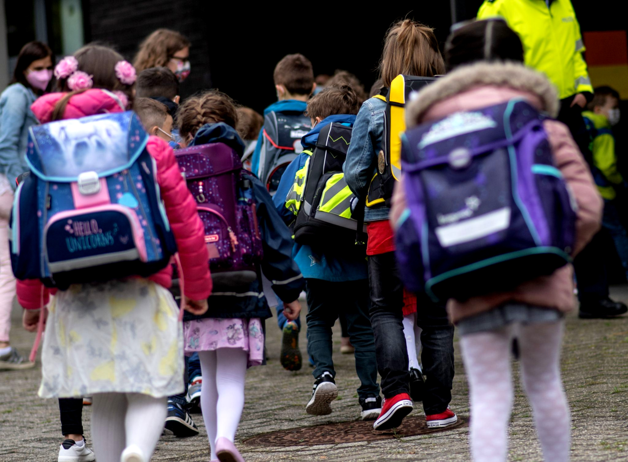 Lehrer begrüßen Schüler zum Schulstart.