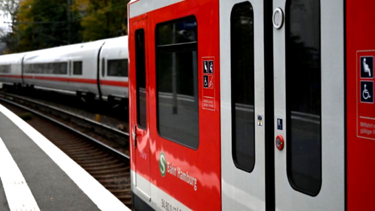 Mann stoppt Zugverkehr, sucht Flaschen.
