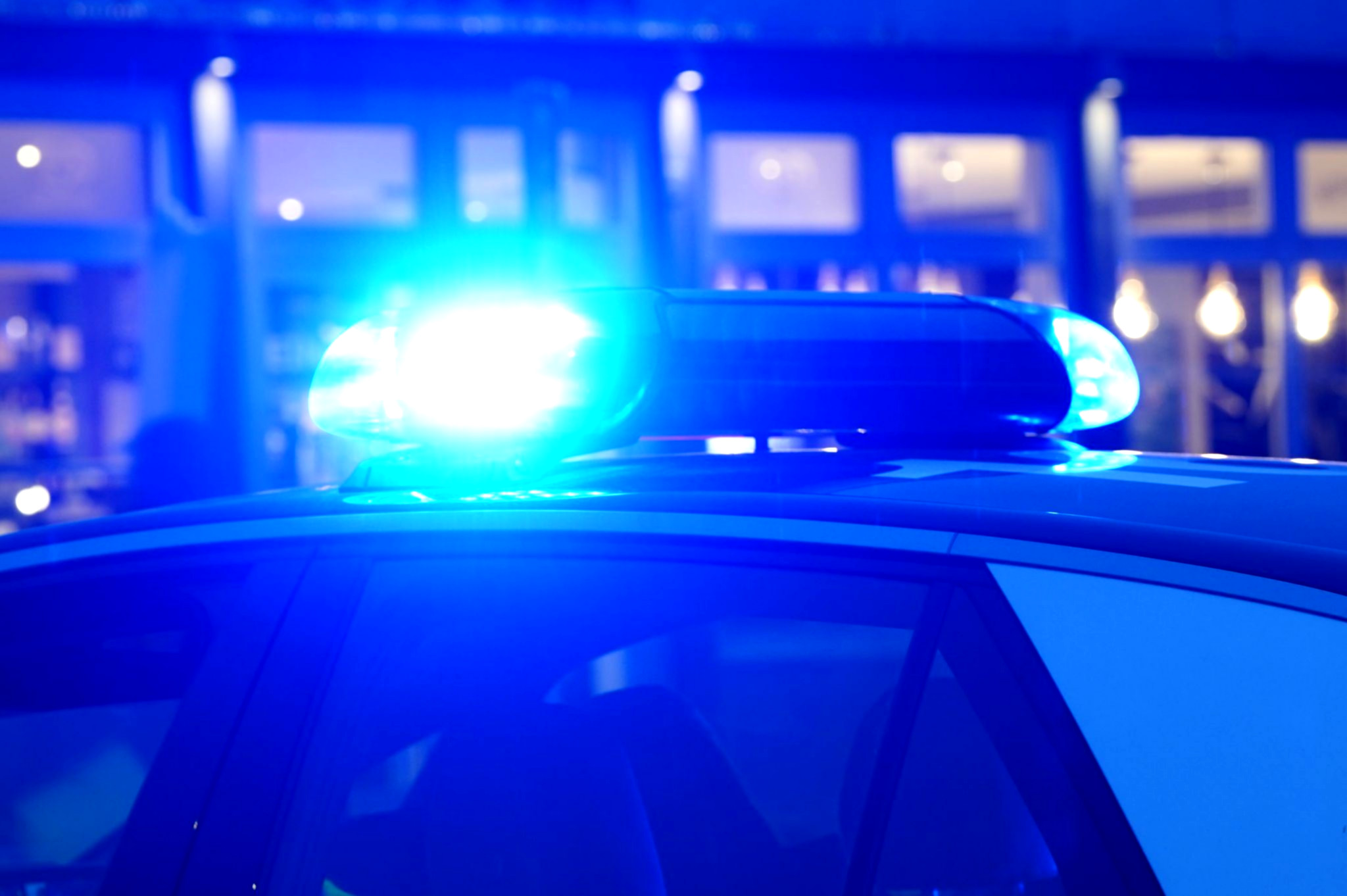 Dreißig Menschen kämpfen auf Hamburger Straße.